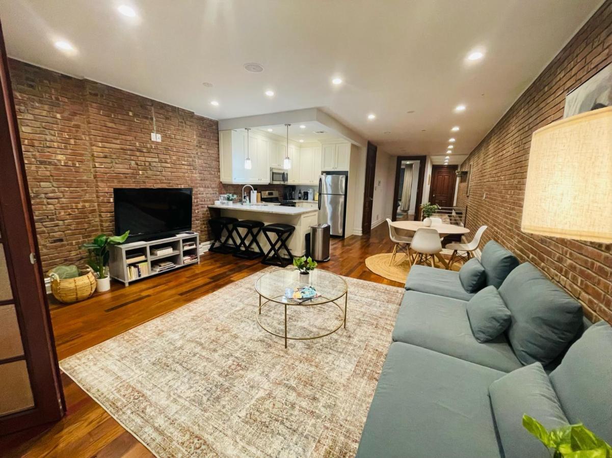 Casa de férias Historic Brownstone - Newly Renovated Brownstone On Historic Street With Outdoor Space Nova York