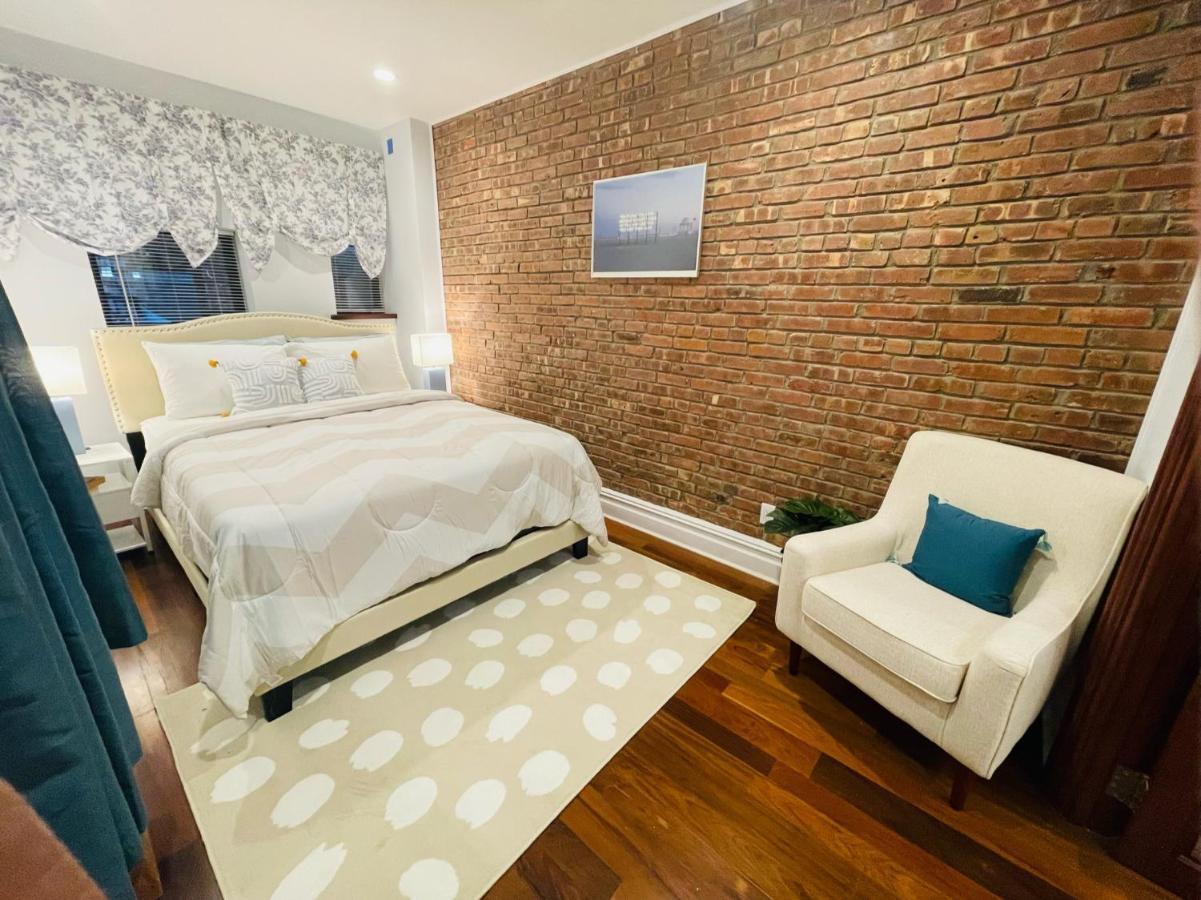 Casa de férias Historic Brownstone - Newly Renovated Brownstone On Historic Street With Outdoor Space *