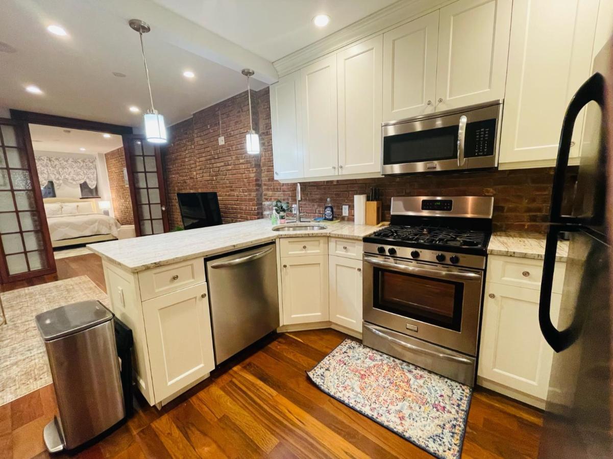 Casa de férias Historic Brownstone - Newly Renovated Brownstone On Historic Street With Outdoor Space