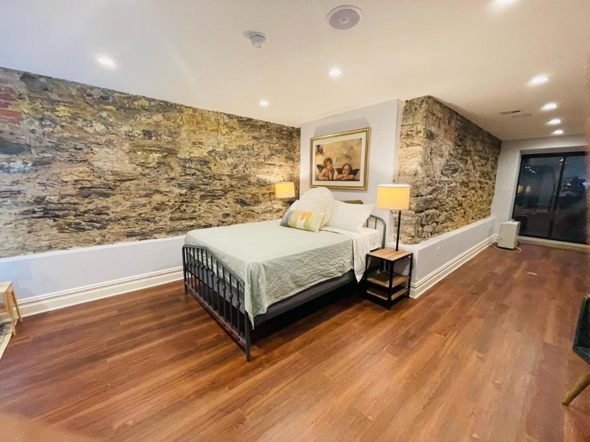 Casa de férias Historic Brownstone - Newly Renovated Brownstone On Historic Street With Outdoor Space *
