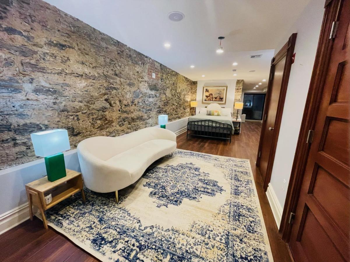 Casa de férias Historic Brownstone - Newly Renovated Brownstone On Historic Street With Outdoor Space Nova York